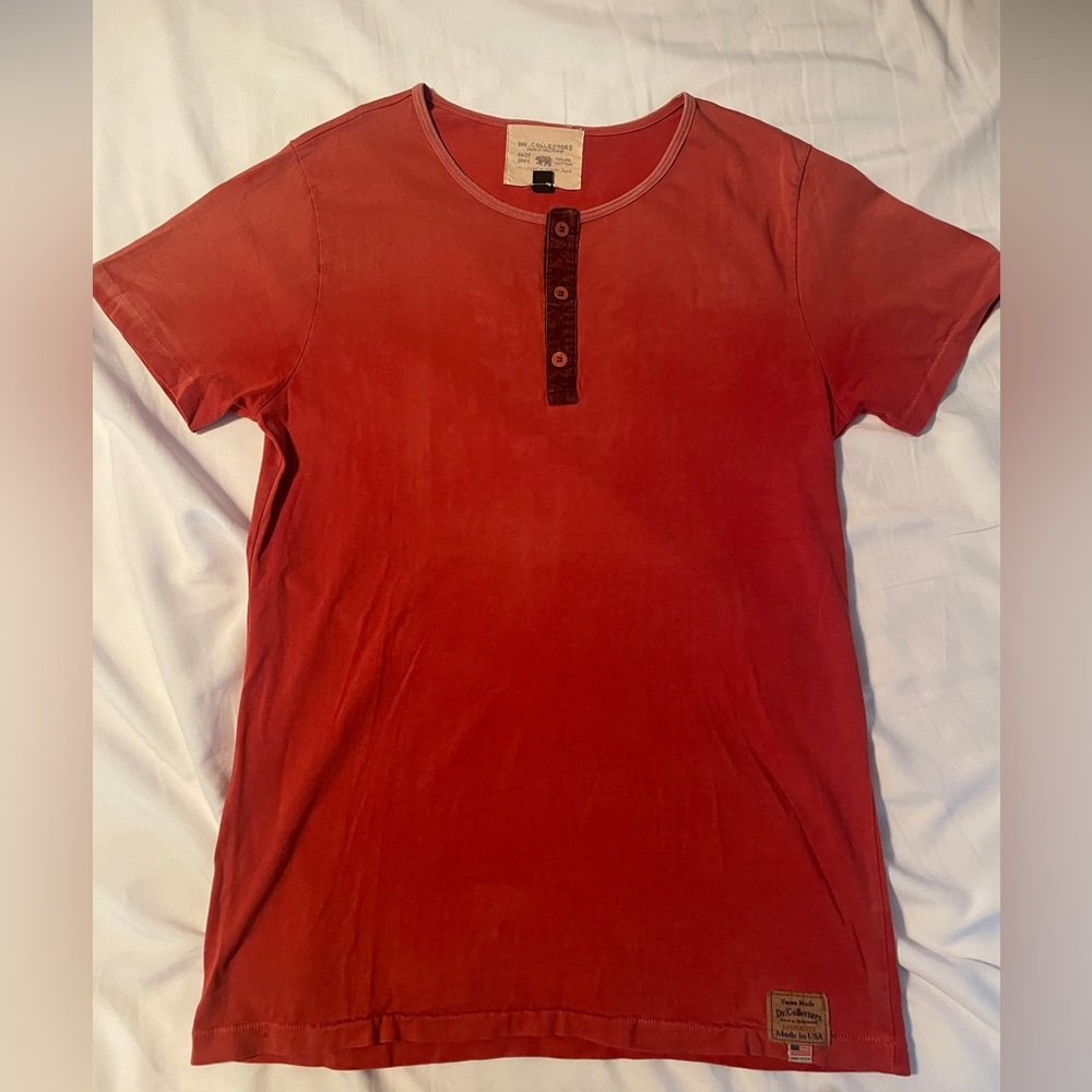Men’s Large Dr. Collector’s T-shirt with three buttons.
